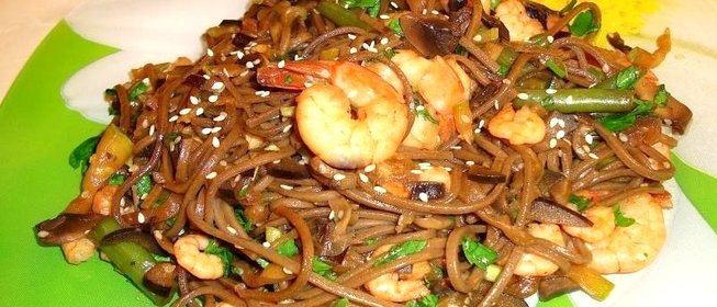 Гречневая лапша с овощами и креветками