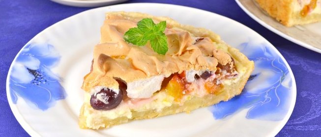 Песочный пирог с творогом, сливами и виноградом под меренгой
