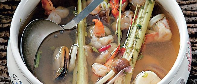 Острый тайский суп с морепродуктами и лимонным сорго