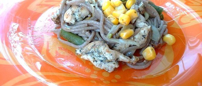 Гречневая лапша соба с курицей и овощами