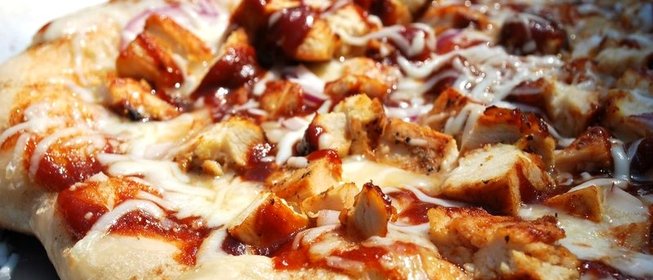 Пицца с курицей и помидорами