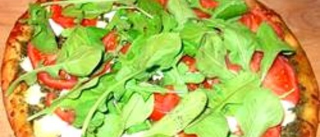 Пицца с сыром из козьего молока и рукколой