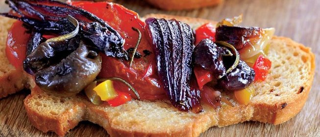 Брускетты с «компотом» из красного лука и овощей