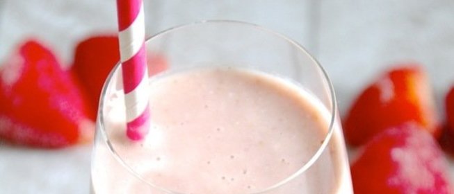 Бананово-клубничный смузи с овсяными хлопьями