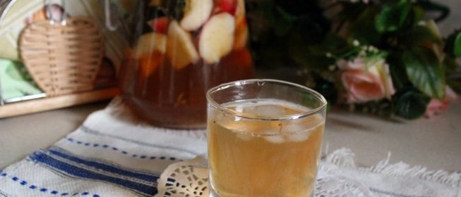 Холодный чай с персиками, нектаринами и мятой