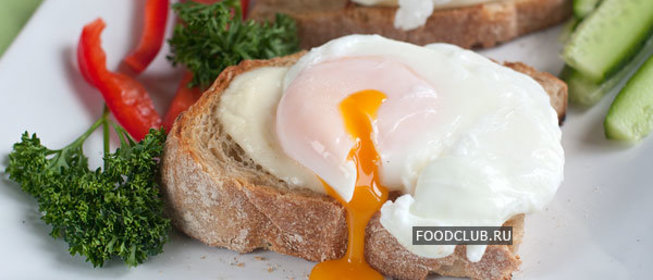 Тосты с яйцом-пашот и моцареллой