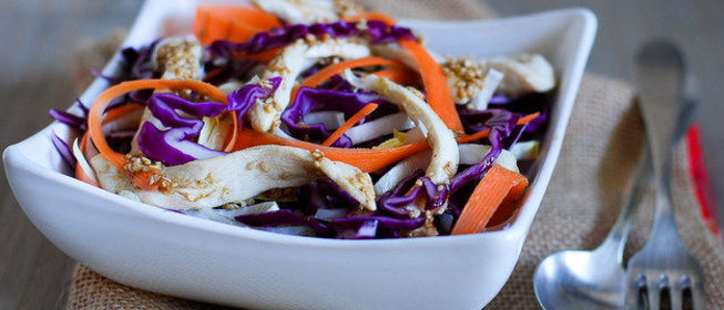 Пряный салат с куриным филе и красной капустой