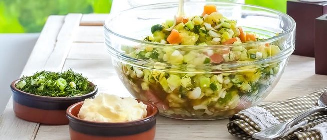 Окрошка на квасе с малосольной семгой