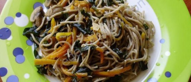 Гречневая лапша с овощами