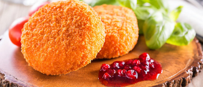 Жареный камамбер с клюквенным соусом