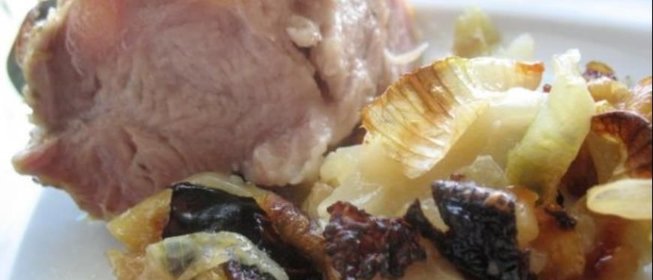 Свинина на луковой подушке