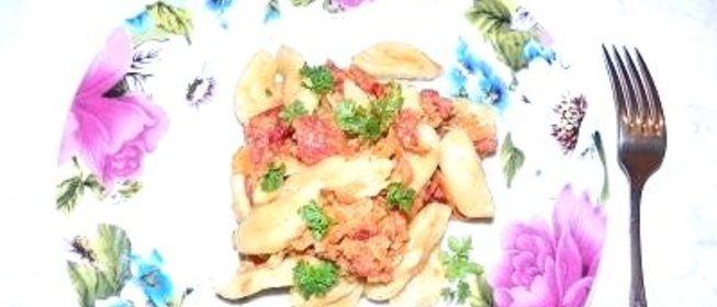 Домашние клецки с соусом из томатов