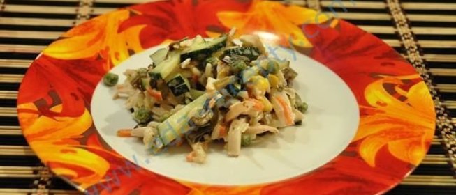 Салат из морской капусты с кальмарами и овощами