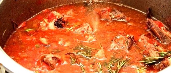 Говядина по‑итальянски в томатном соусе