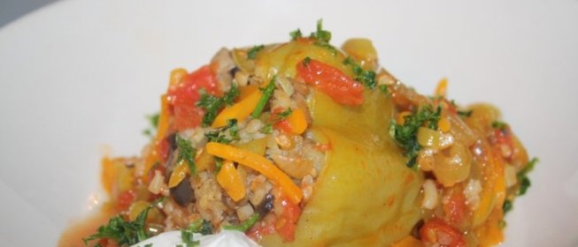 Перец, фаршированный овощами, грибами и булгуром