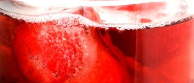 Ледяные кубики из клубники и лимонного сока для шампанского