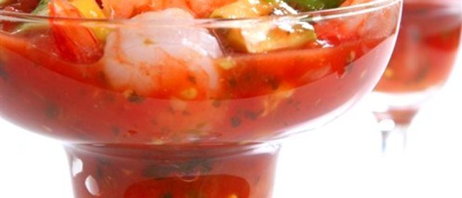 Томатный коктейль с крабами и креветками