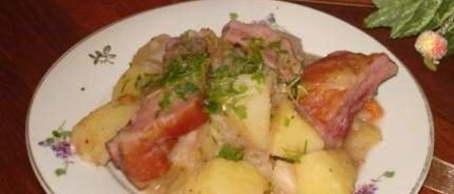 Тушеная картошка с копчеными ребрышками