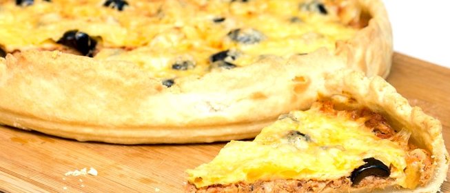 Киш с тунцом, томатами и оливками