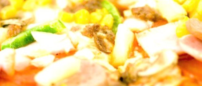 Пицца с ананасами, колбасой, сладкой кукурузой и томатами