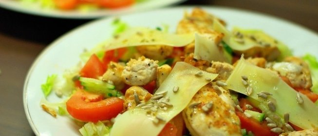 Теплый салат с курицей