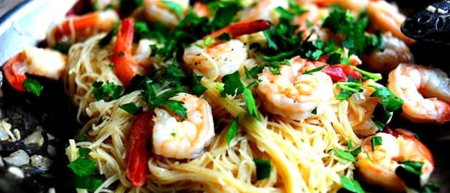 Паста с креветками и вином