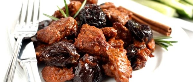 Говядина с черносливом в горшочке