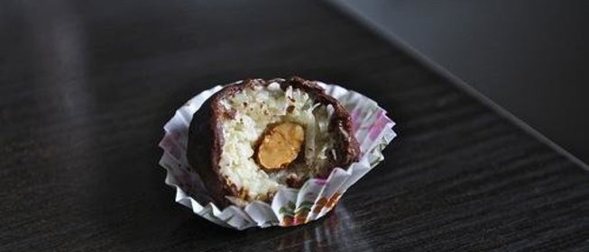 Кокосовые конфеты с миндалем и шоколадом