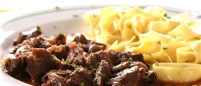 Говядина тушеная с макаронами