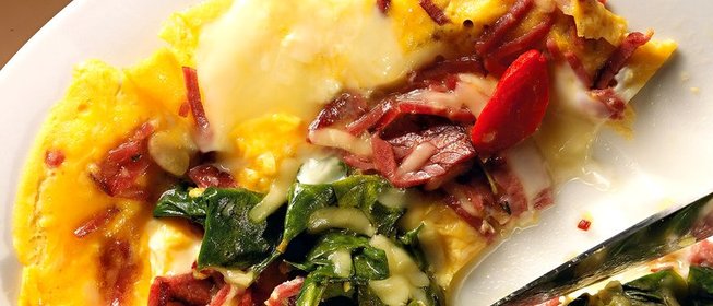 Омлет с бастурмой и шпинатом