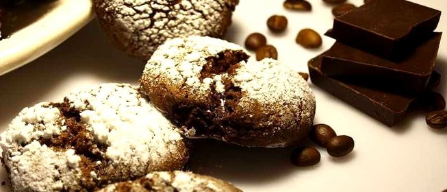Шоколадное печенье с корицей и кофе