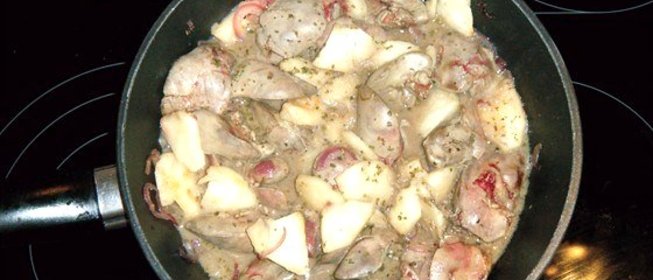 Куриная печень тушеная с яблоком и белым вином