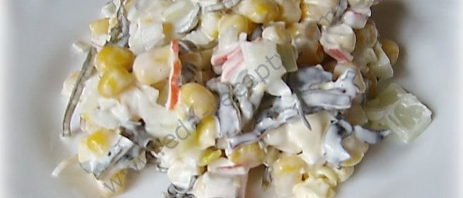 Салат из морской капусты с крабовыми палочками и яйцом