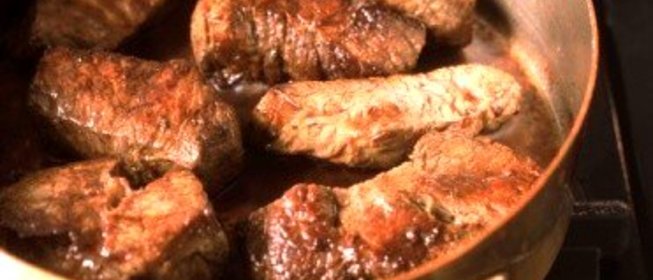 Тушеная говядина в винном соусе