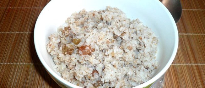 Молочная гречневая каша с изюмом