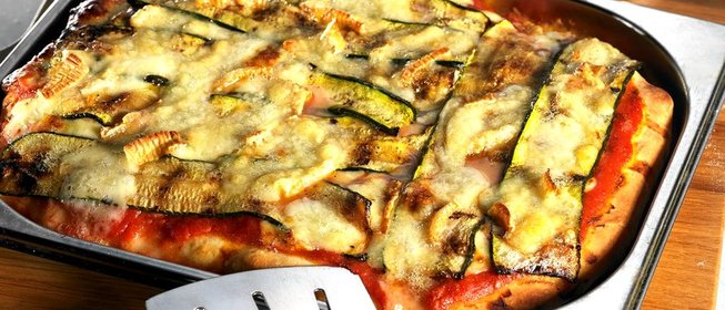 Пицца с сыром таледжо и цукини