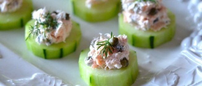 Огурец, фаршированный лососем