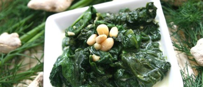 Шпинат с заправкой из феты и лимона