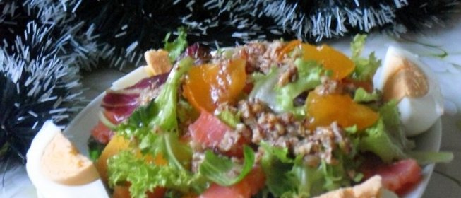 Салат с семгой и хурмой
