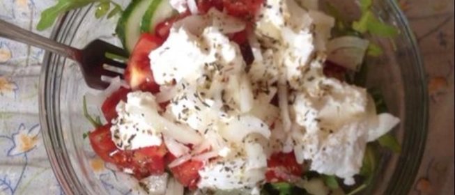 Овощной салат с фетой, рукколой и заправкой на лимонном соке