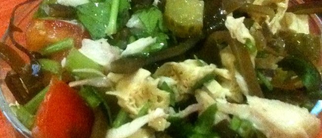 Салат восточной кухни с фучжу, морской капустой и соленым огурцом