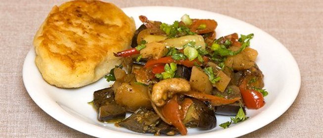 Овощное рагу с баклажанами и зеленью