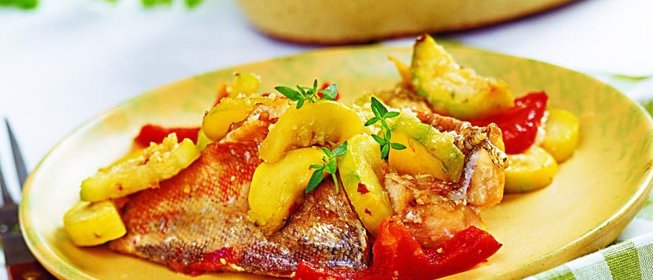 Филе морского окуня с овощами и лимоном