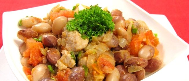 Свинина с фасолью и помидорами