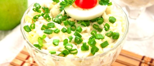 Салат с кальмарами, яблоками и сыром