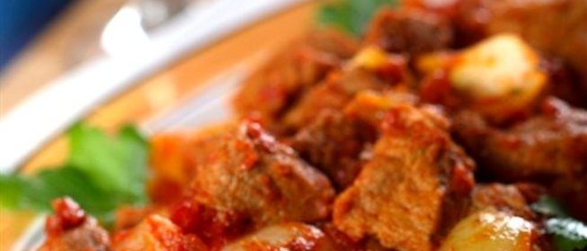 Тушеная телятина с яблоками, корицей и красным вином