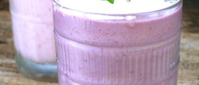 Молочный коктейль с медом и ежевикой