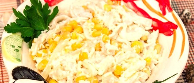 Салат с кальмарами и кукурузой