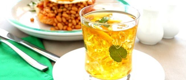 Холодный зеленый чай с лимоном и мятой