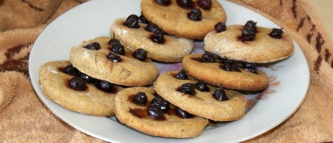 Постное печенье с черной смородиной